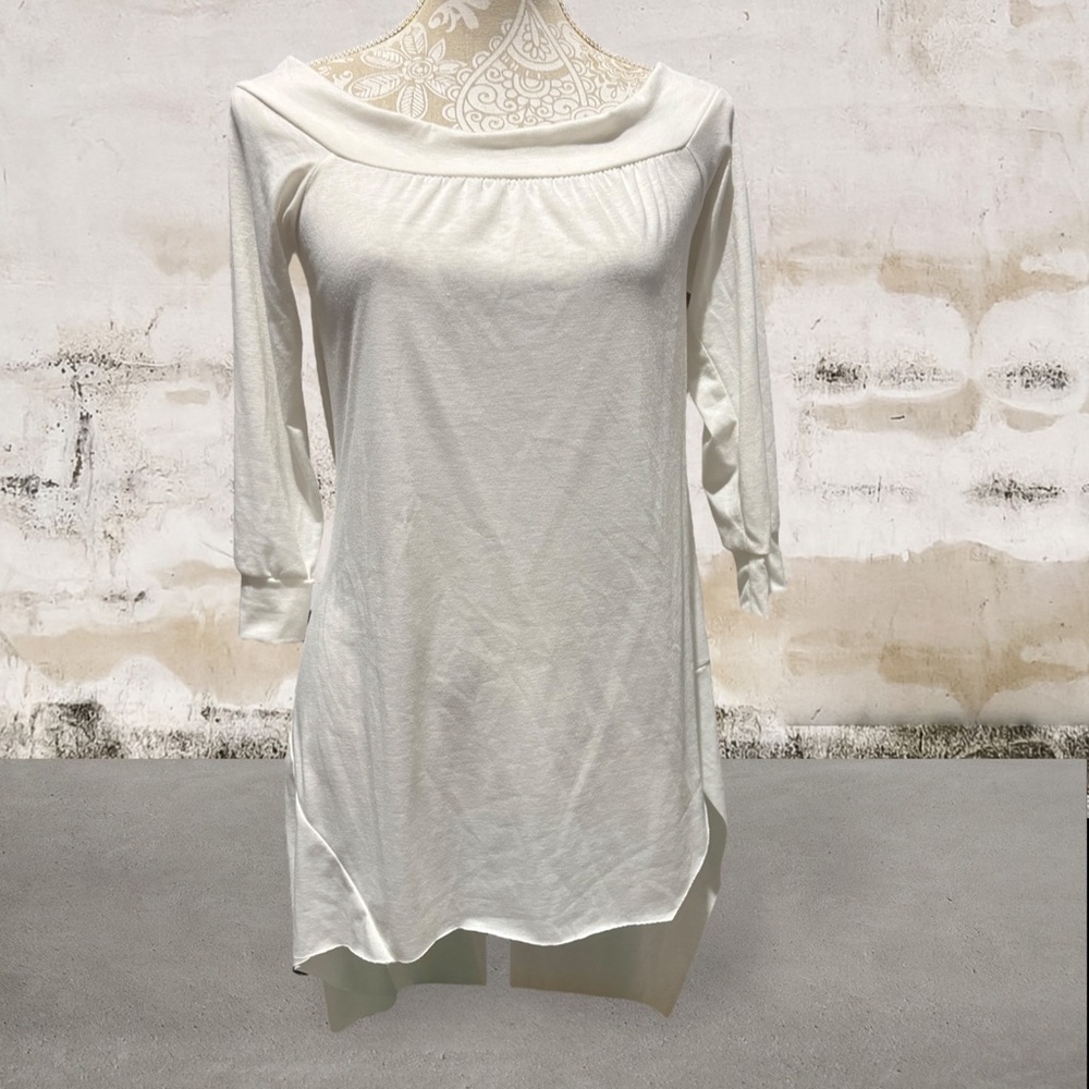 Annabelle Women’s Size Medium Asymmetrical Off White Top